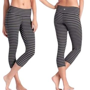 Athleta Striped 3/4 Leggings Sz S EUC charcoal with a grayish lavender stripe